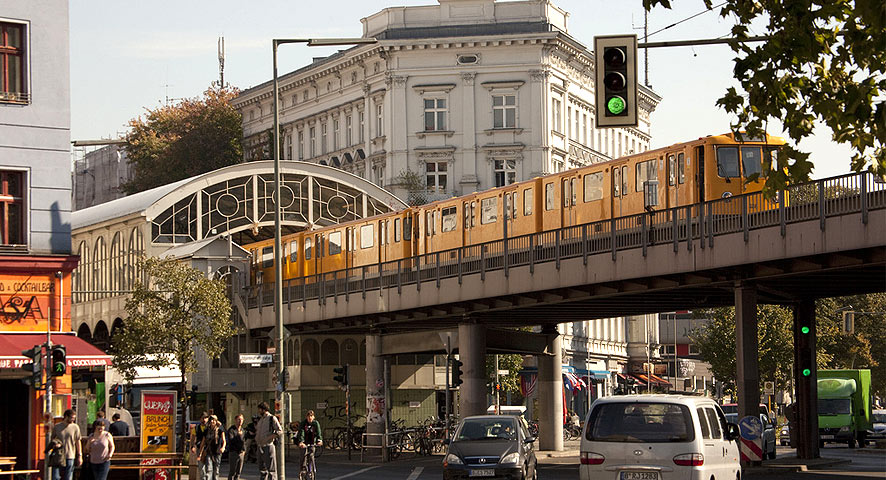 Die U-Bahnlinie 1 am Görlitzer Bahnhof im Berliner Bezirk Friedrichshain-Kreuzberg