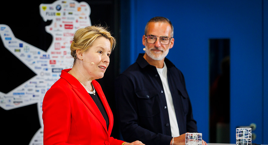 Franziska Giffey und Stefan Franzke bei Pressekonferenz zur Halbjahresbilanz 2026