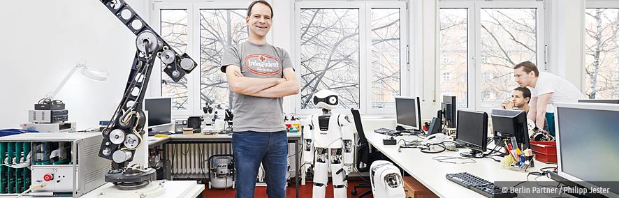 Business Innovation Package Junge Leute im Labor für Neurorobotik an der Beuth Hochschule für Technik Berlin©Berlin Partner – Philipp