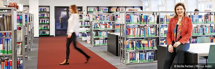 Business Talent Package Zwei junge Frauen lernen in einer Bibliothek