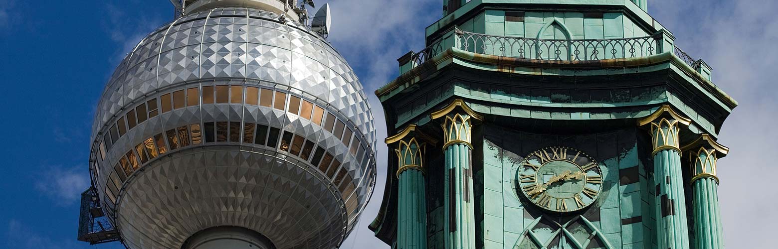 Der Berliner Fernsehturm und Turm der benachbarten Marienkirche