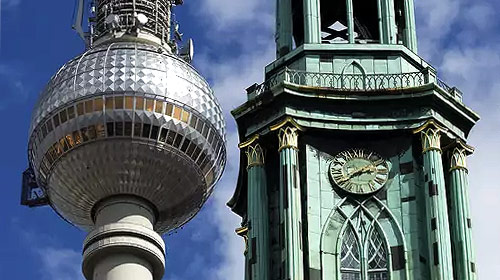 Die Spitzen des Fernsehturms und der Marienkirchen in Berlin