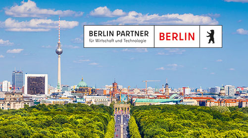 Panoramaansicht Tiergarten mit Blick auf das Brandenburger Tor und Berliner Fernsehturm