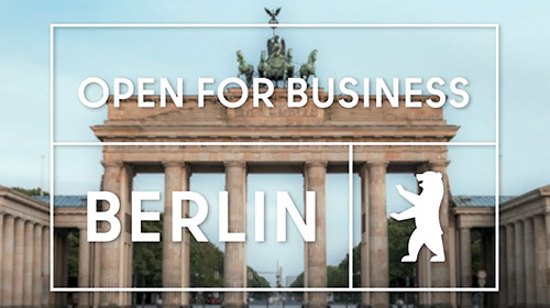 Screenshot aus dem Youtube-Film Open for Buisness mit Brandenburger Tor und Berlin-Logo
